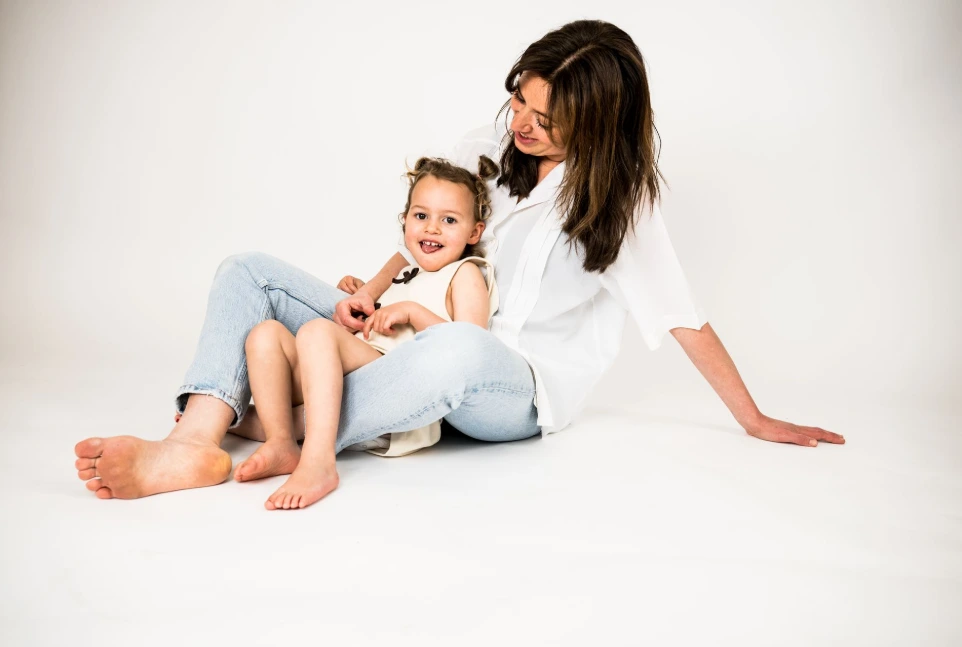 Kinderfotografie peuter zittend op boomstam in bos – Charlène Fotografie