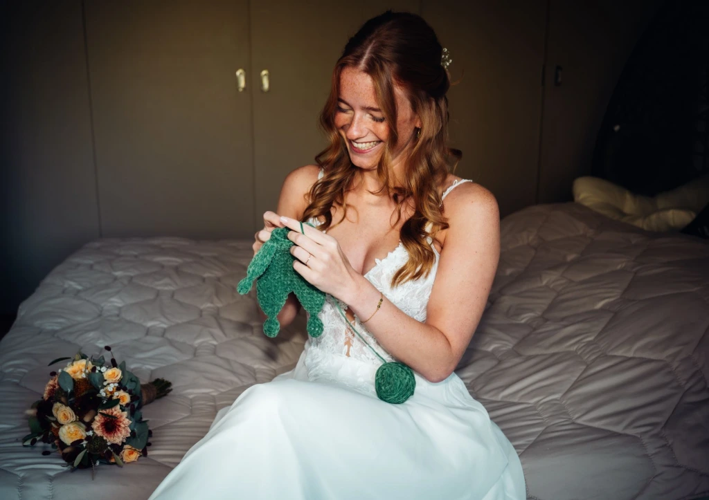 Bruidsfoto bruid in trouwjurk op bed – professionele bruiloftfotografie Charlène