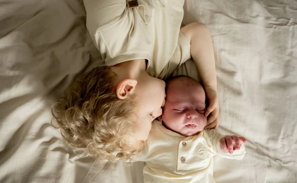 Newborn shoot close-up kind kust pasgeboren baby – broertje of zusje fotografie Charlène