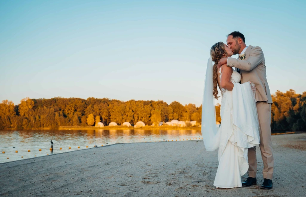 Bruiloftfotografie bruidspaar bij zonsondergang – trouwfotograaf Charlène Fotografie