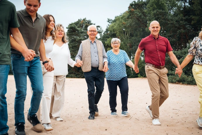 Familiefotoshoot gezin buiten in de natuur – familiefotograaf Charlène Fotografie Nederland