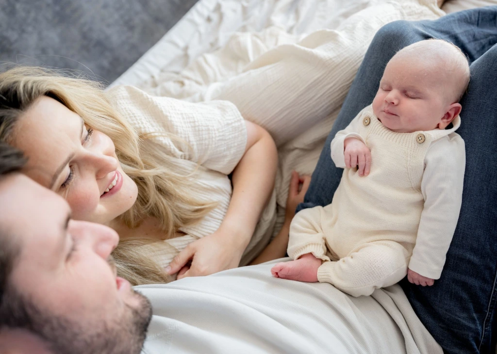 Newborn fotoshoot pasgeboren baby met moeder – newborn fotograaf Charlène Fotografie