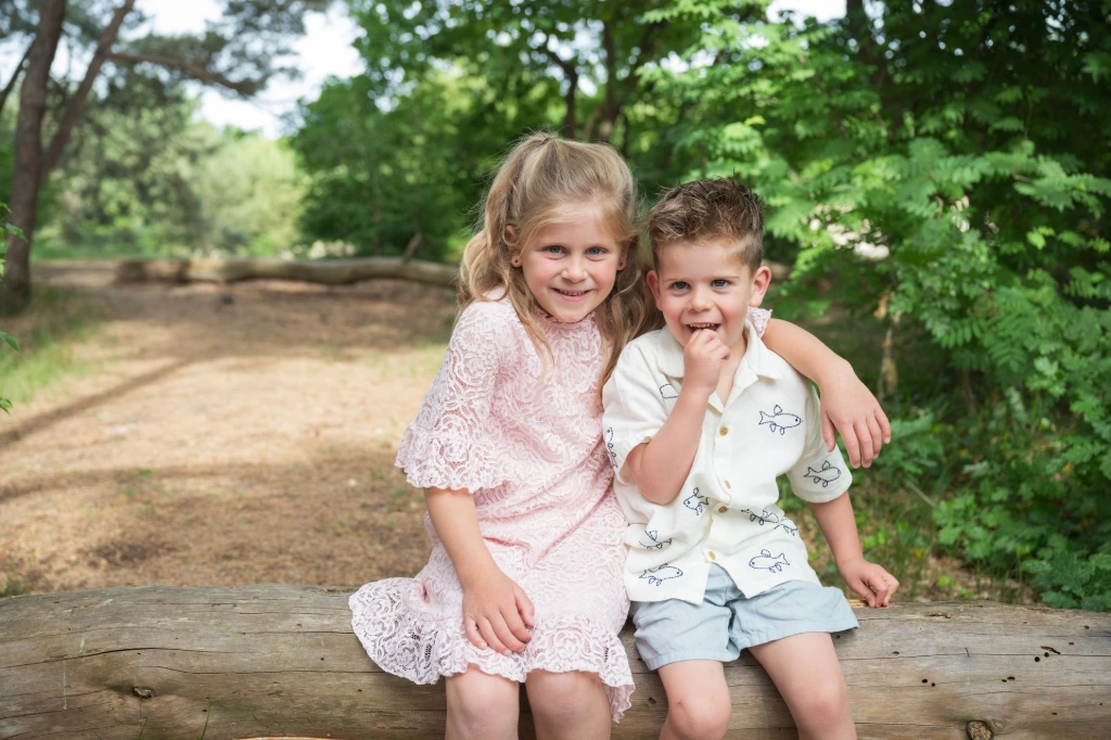 Kinderfotoshoot twee meisjes in de natuur – gezinsfotografie Charlène Fotografie