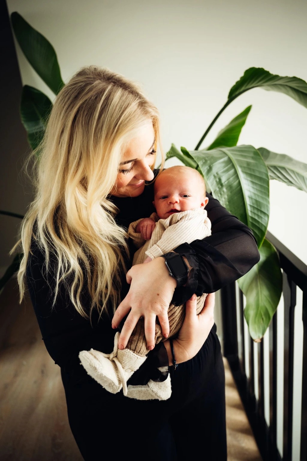 Newborn fotoshoot moeder met pasgeboren baby door Charlène Fotografie