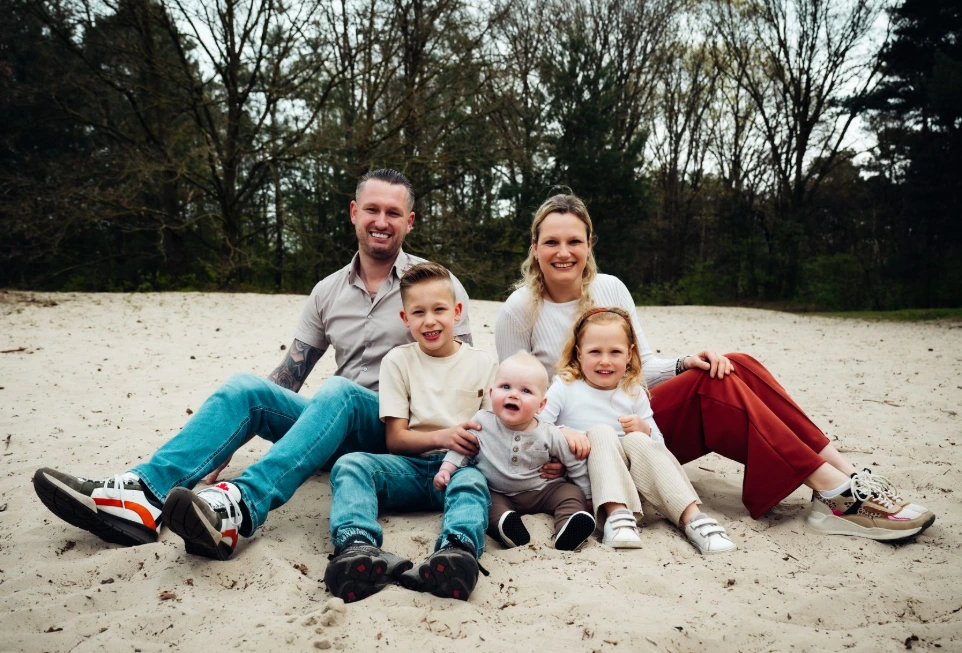 Gezinsfoto familie met kinderen buiten in de natuur – familiefotografie Charlène