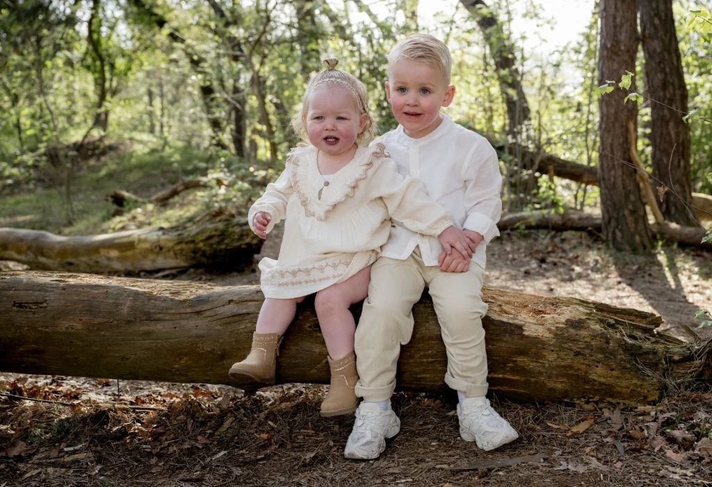 Gezinsfotografie moeder met dochter lachend in herfstnatuur – familiefotograaf