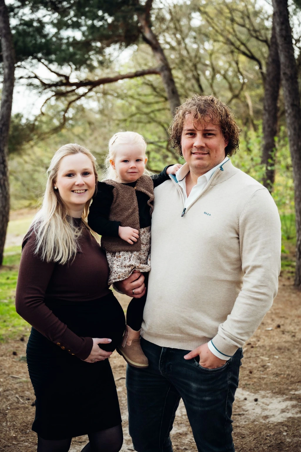 Familiefoto gezin met baby buiten in de natuur – familiefotograaf Charlène Fotografie Nederland