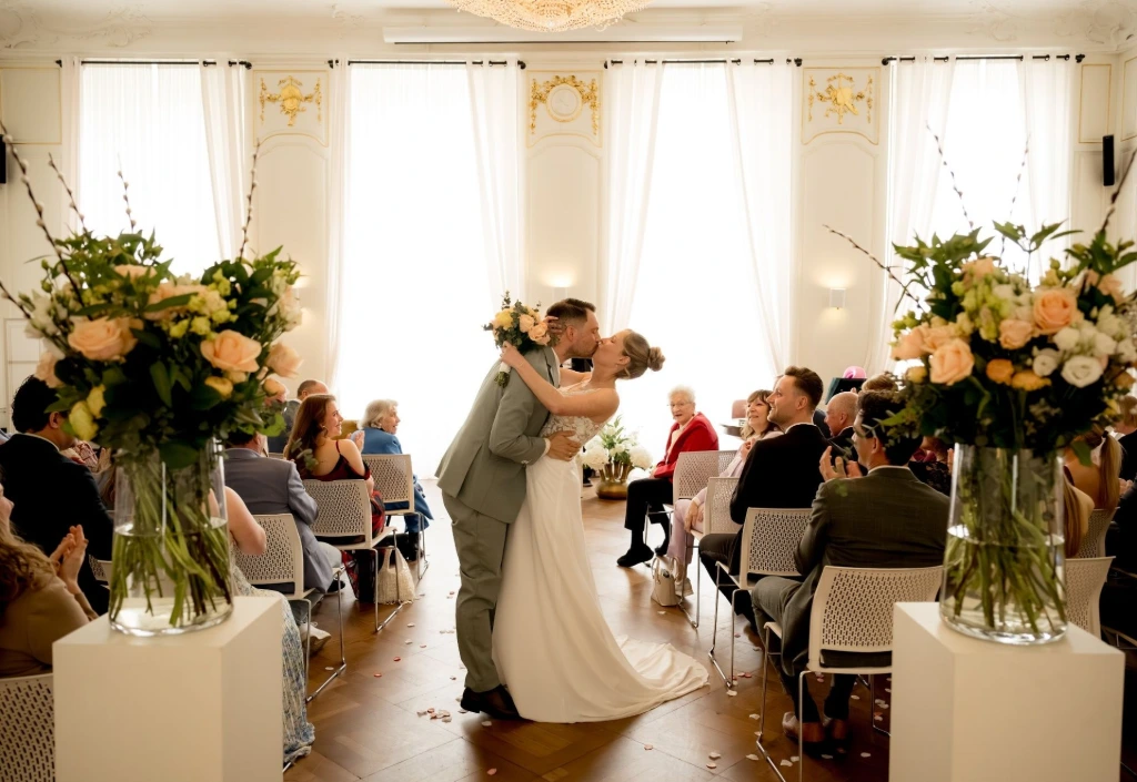 Bruiloftceremonie in witte zaal – huwelijksfotografie Charlène Fotografie Nederland