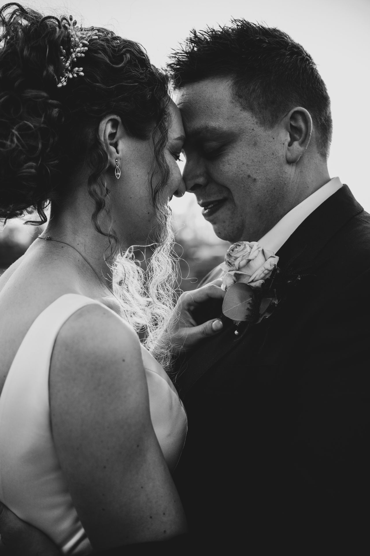 Close-up trouwring aan bruidshand – detail trouwfotografie ring