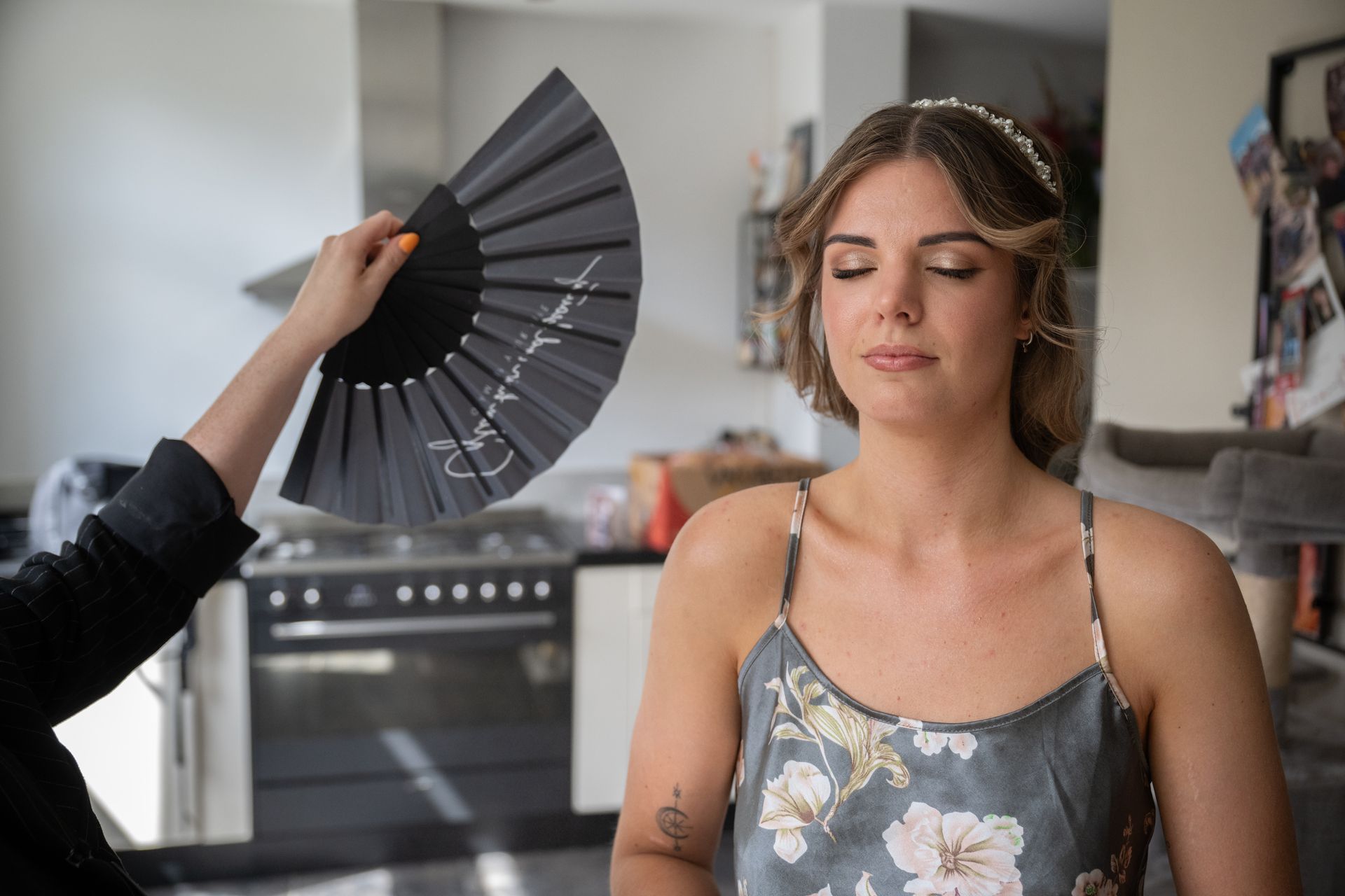 Bruid speelt met haar sluier in de wind – speelse bruidsfotografie
