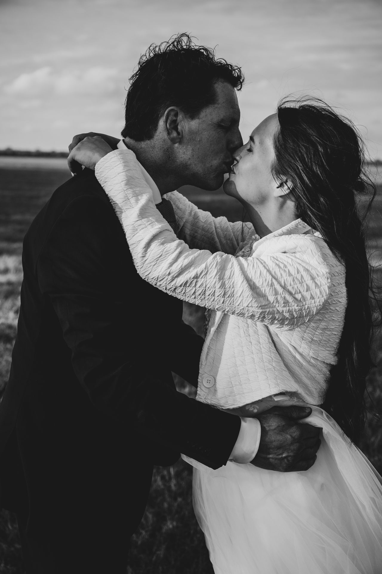 Bruidspaar bij wijnranken – romantische wijngaard trouwfotografie