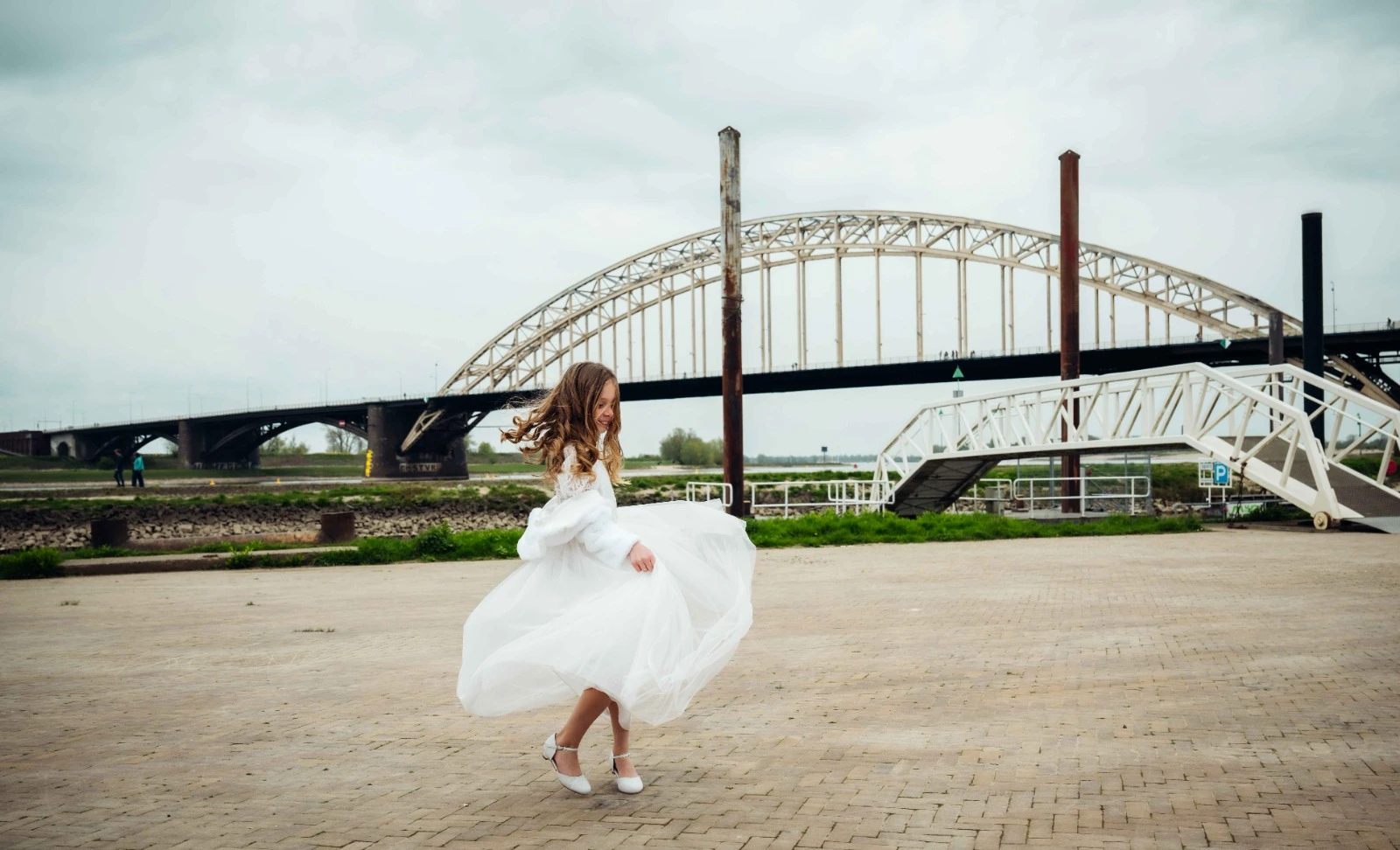 Trouwringen en bruiloft accessoires op rustieke ondergrond – bruidsdetails fotografie