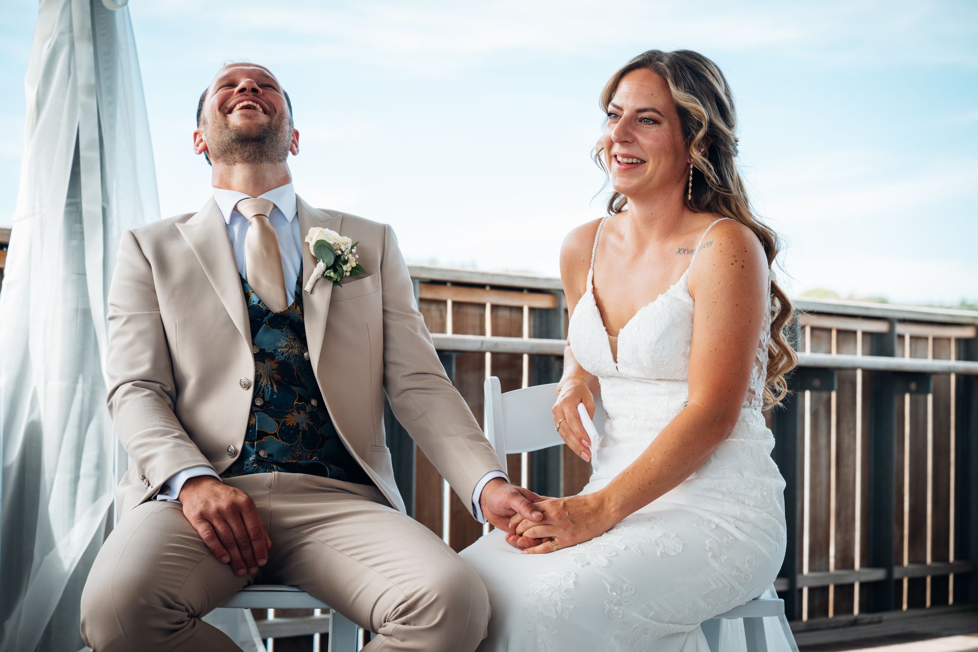 Bruid in tuin met bloemensluier – natuur bruiloftfotografie