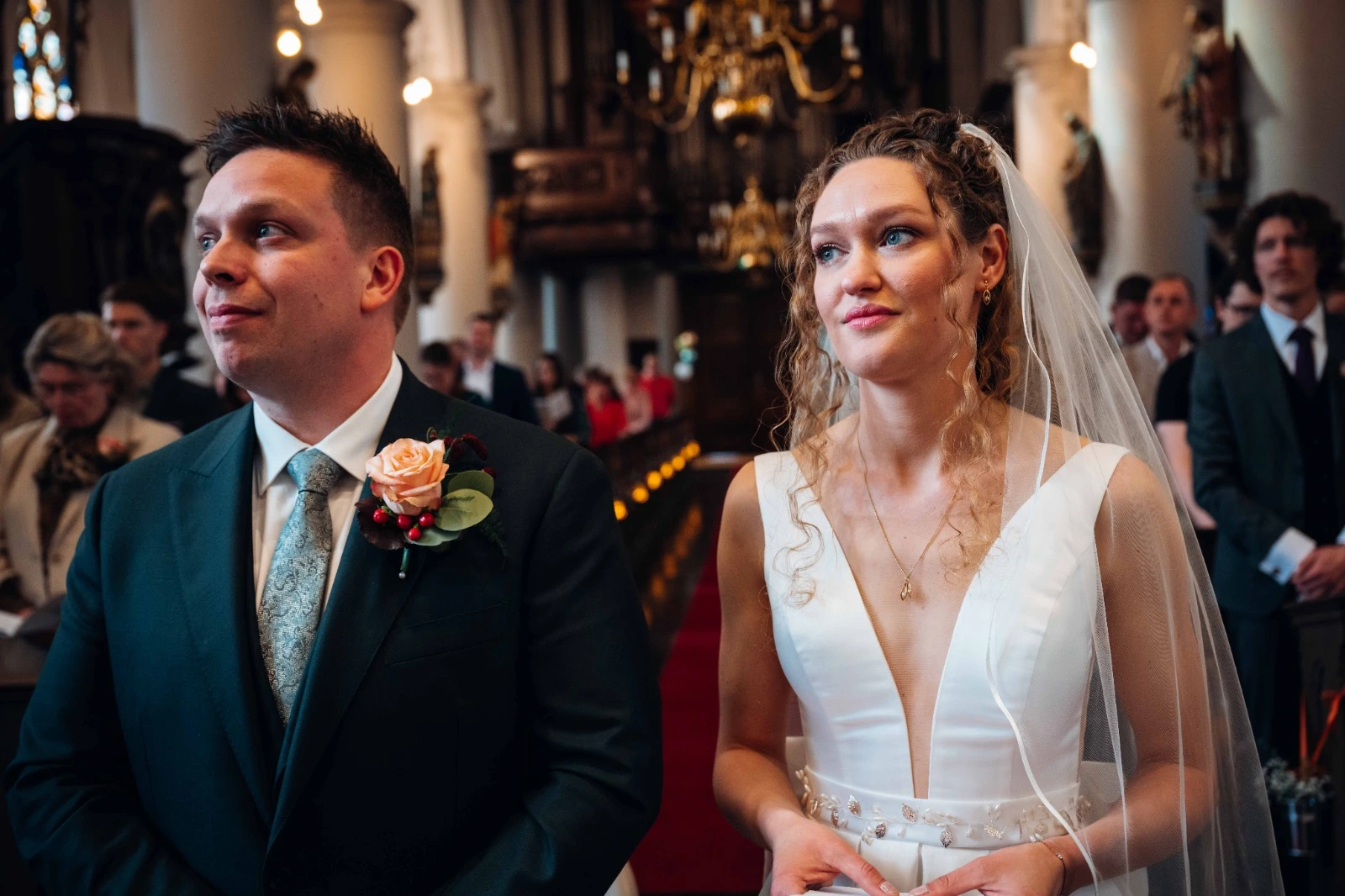 Bruidspaar bij rustieke schuur op boerenland – landelijke trouwfotografie