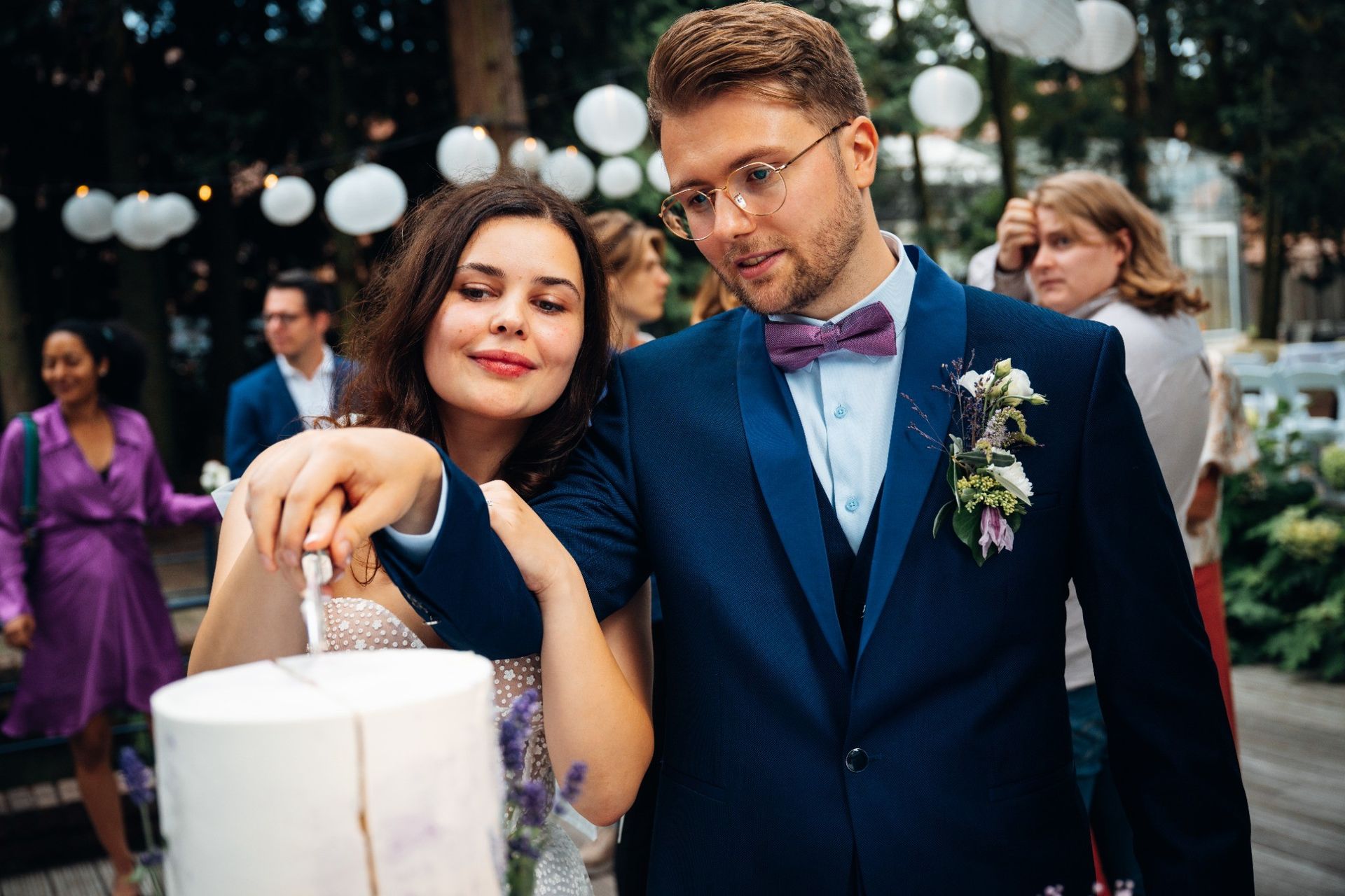 Bruidspaar dansend op trouwfeest – eerste dans huwelijksreportage