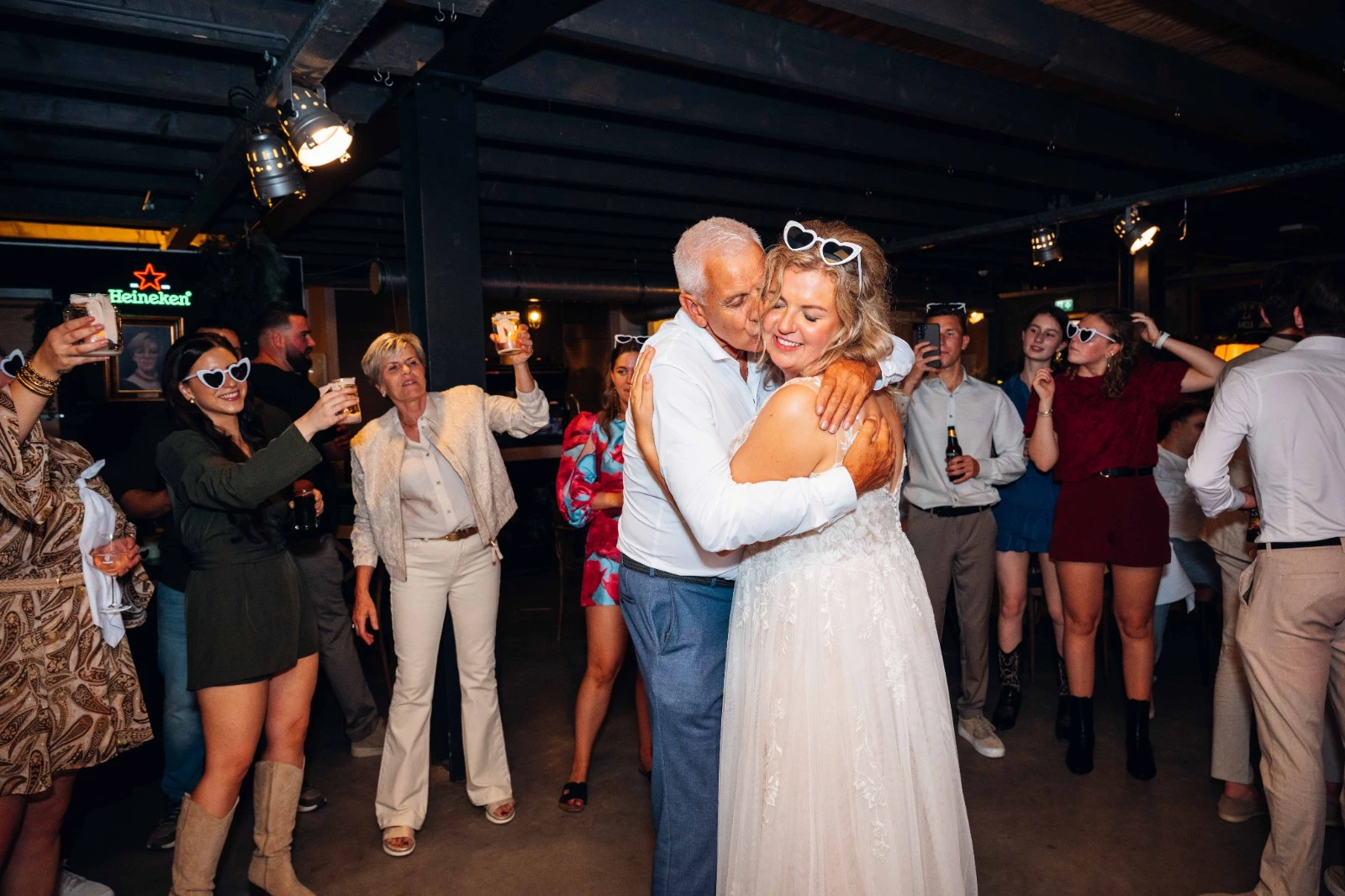 Bruid met sluier in prachtig daglicht – portretfotografie bruid Nederland