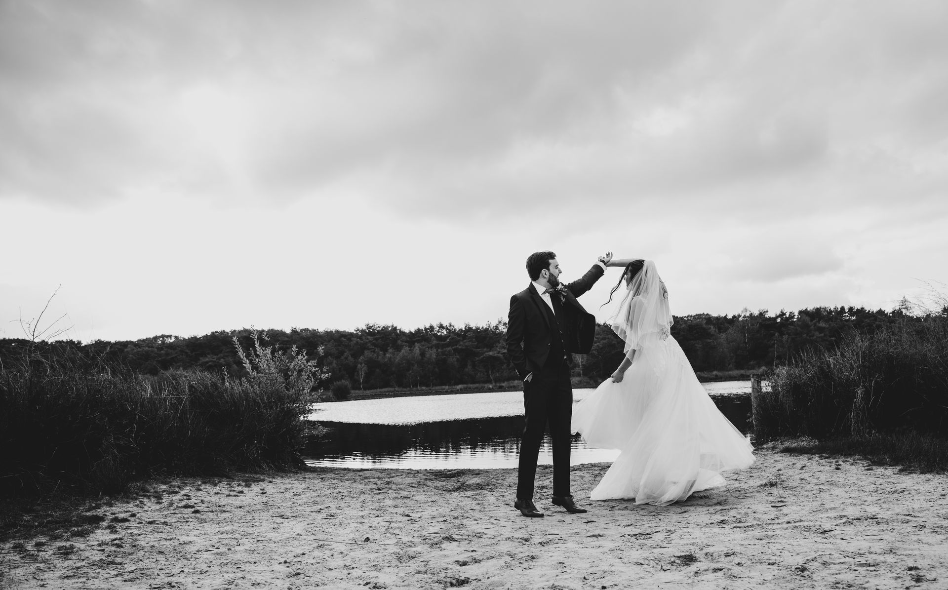 Bruidspaar bij meer in mist – mystieke trouwfoto ochtend