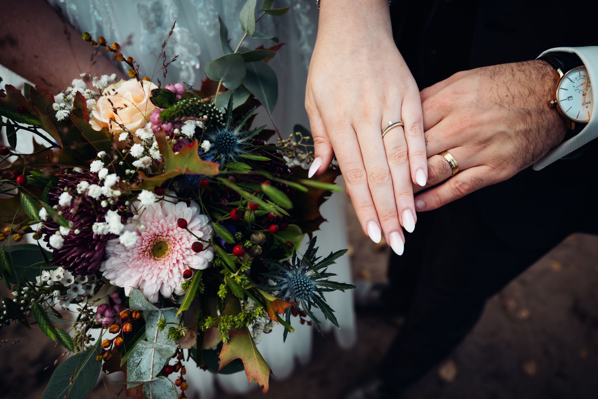 Bruidegom met boutonnière op revers – detail bruidegom trouwdag
