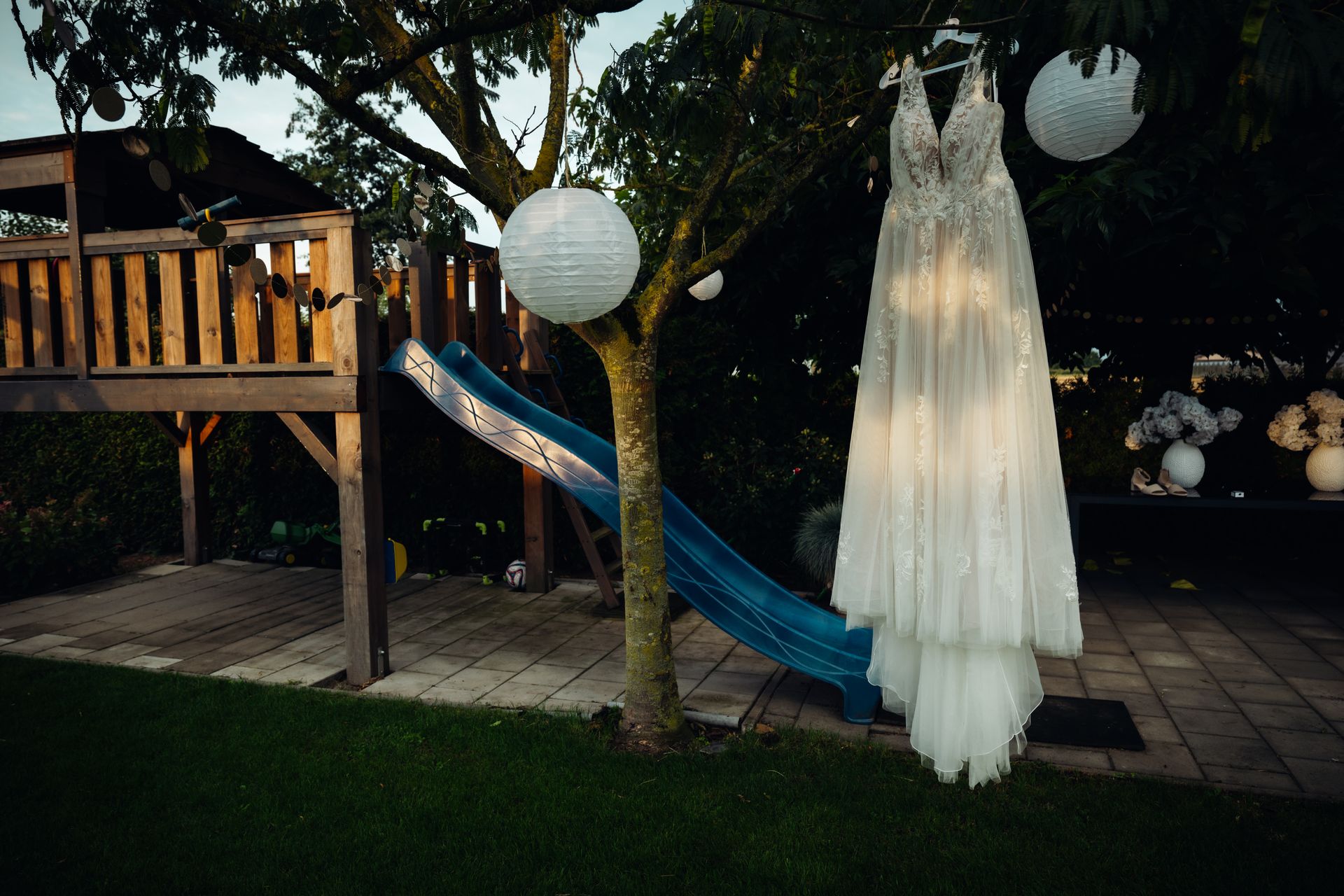 Bruidspaar bij meer tijdens gouden uur fotoshoot – romantische trouwfoto meer