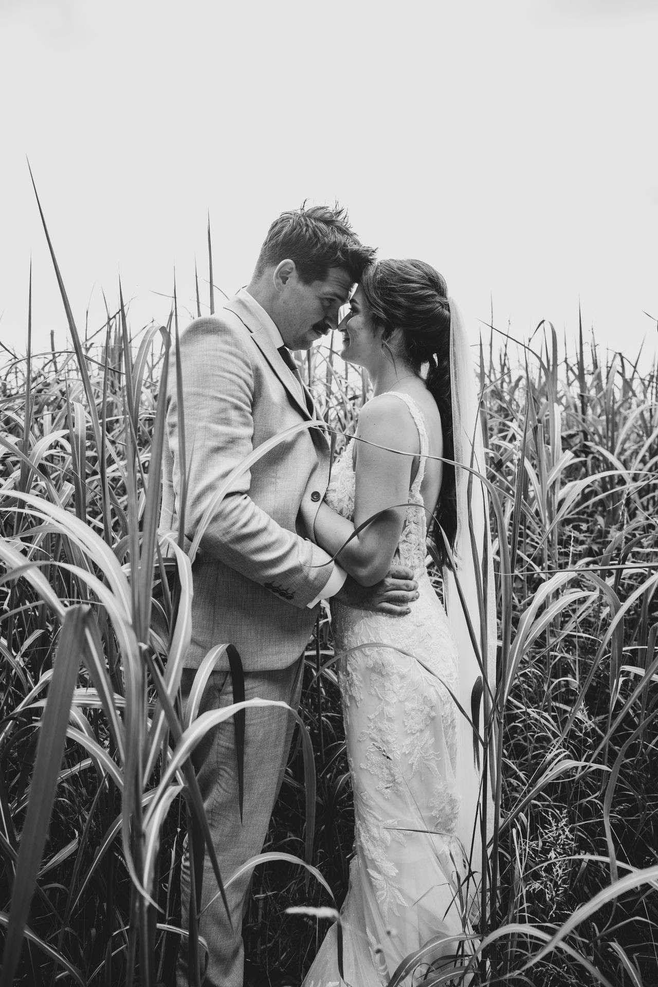 Vader en bruid lopen kerkpad – emotioneel moment bruiloftfotografie