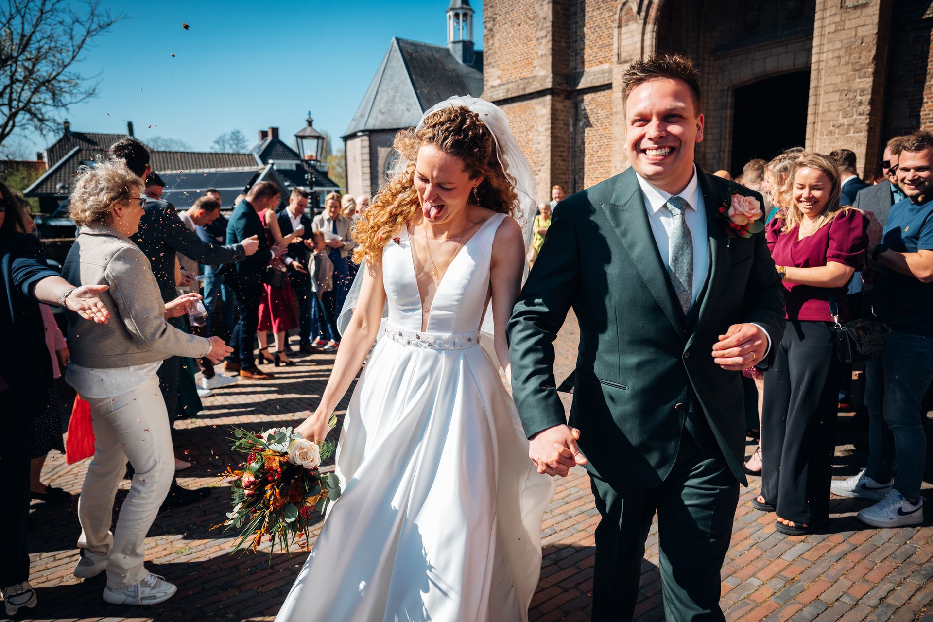 Gasten applaudisseren voor bruidspaar op receptie – trouwfeest reportage