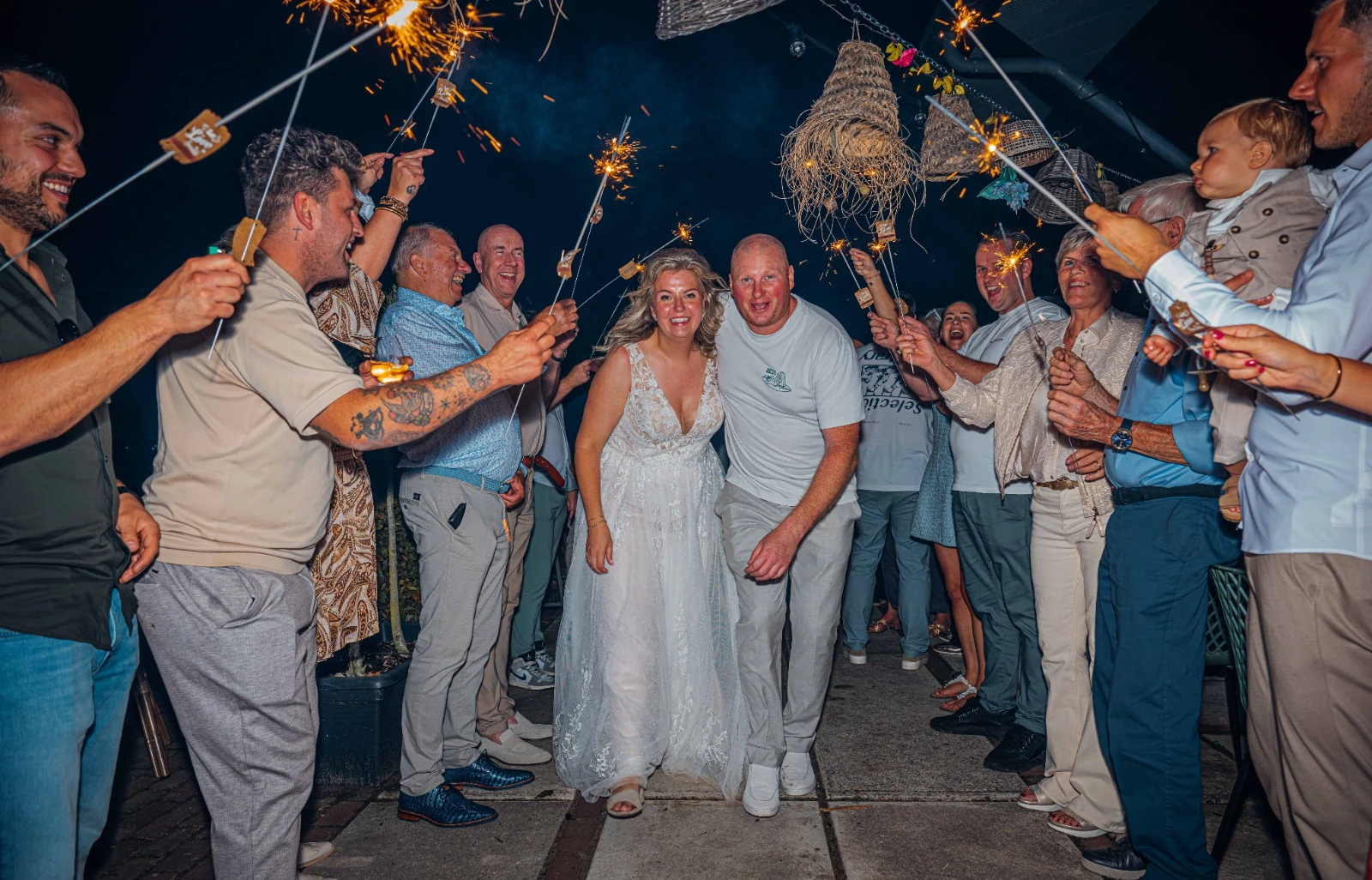 Bruidspaar bij romantische verlichting op trouwavond – avondbruiloft fotografie