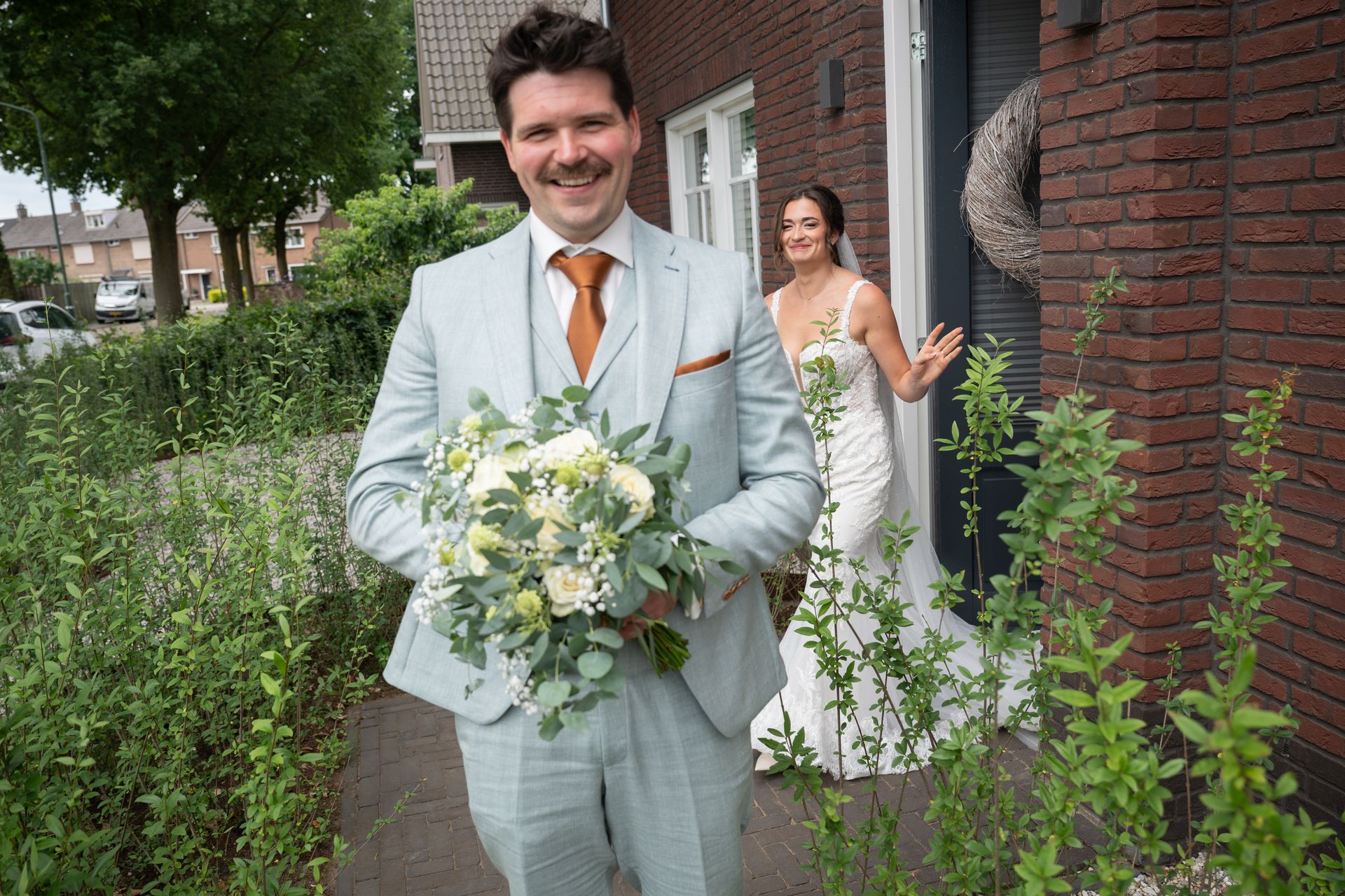 Bruidspaar bij prachtig meer in de avond – gouden uur trouwfotografie