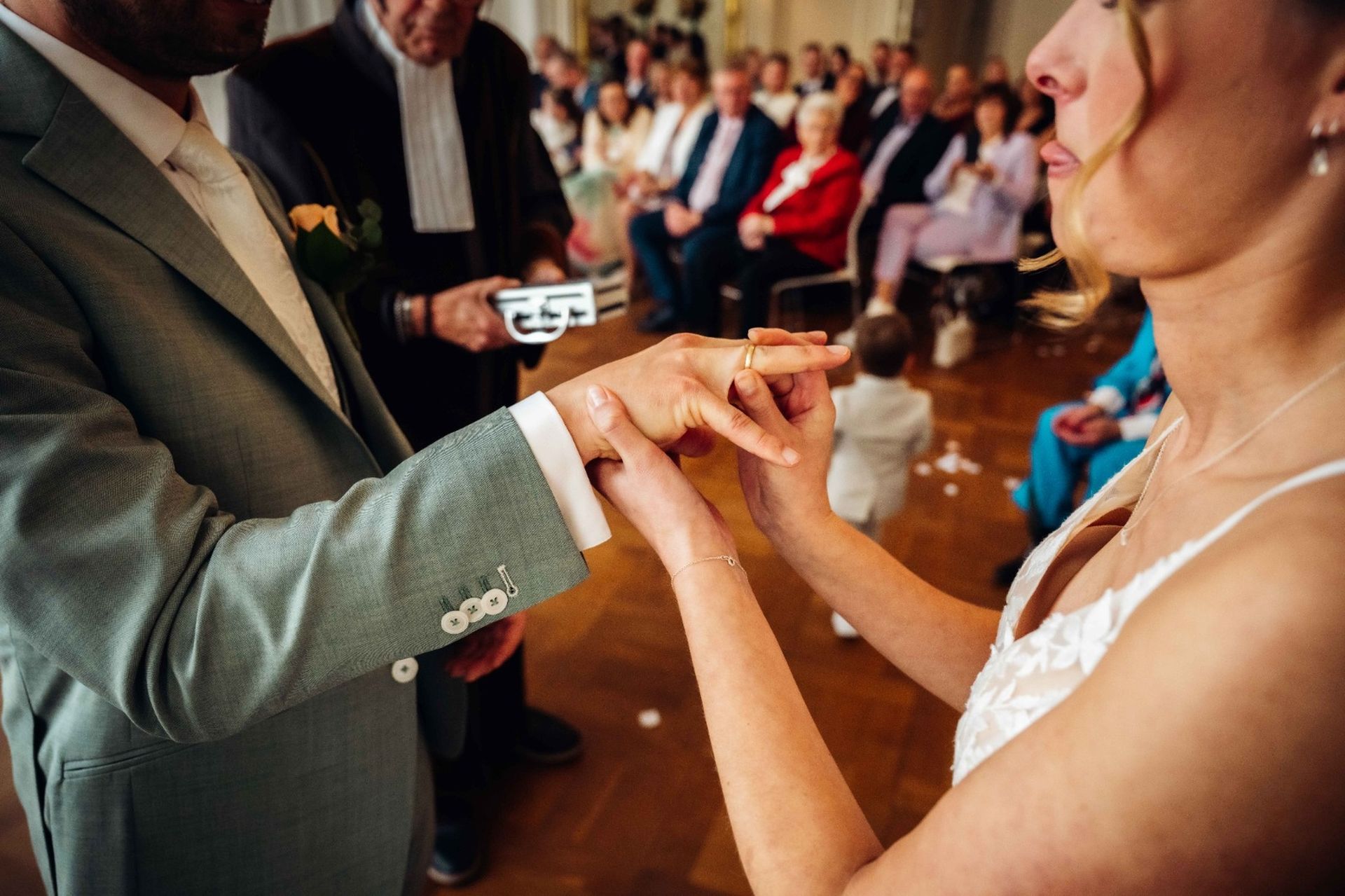 Bruid in getting ready met bruidsmeisjes lachend – voorbereiding trouwdag fotografie