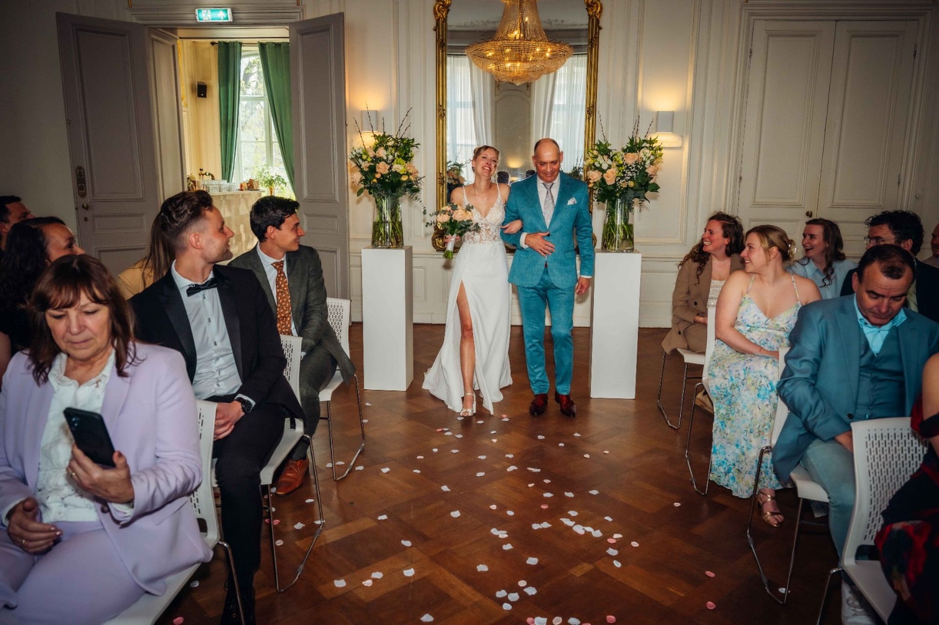 Familie inclusief kinderen geposeerd op huwelijksdag – familieportret bruiloft Nederland