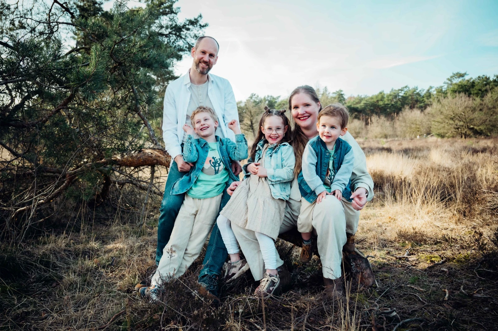 Bruid lacht met bruidsmeisjes tijdens getting ready – trouwfotografie voorbereiding