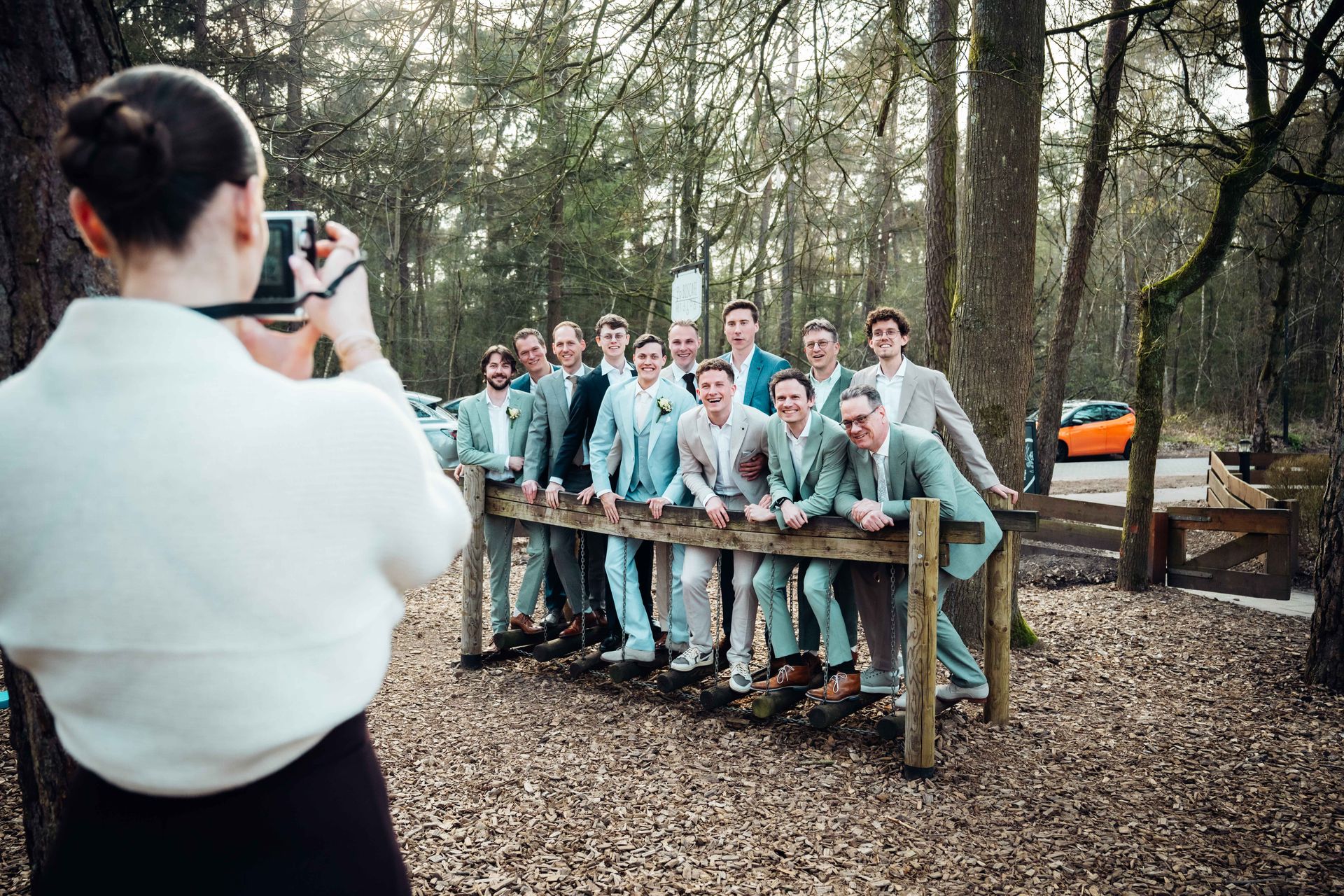 Bruid loopt over veld in lange trouwjurk – sfeerfoto bruiloft buiten