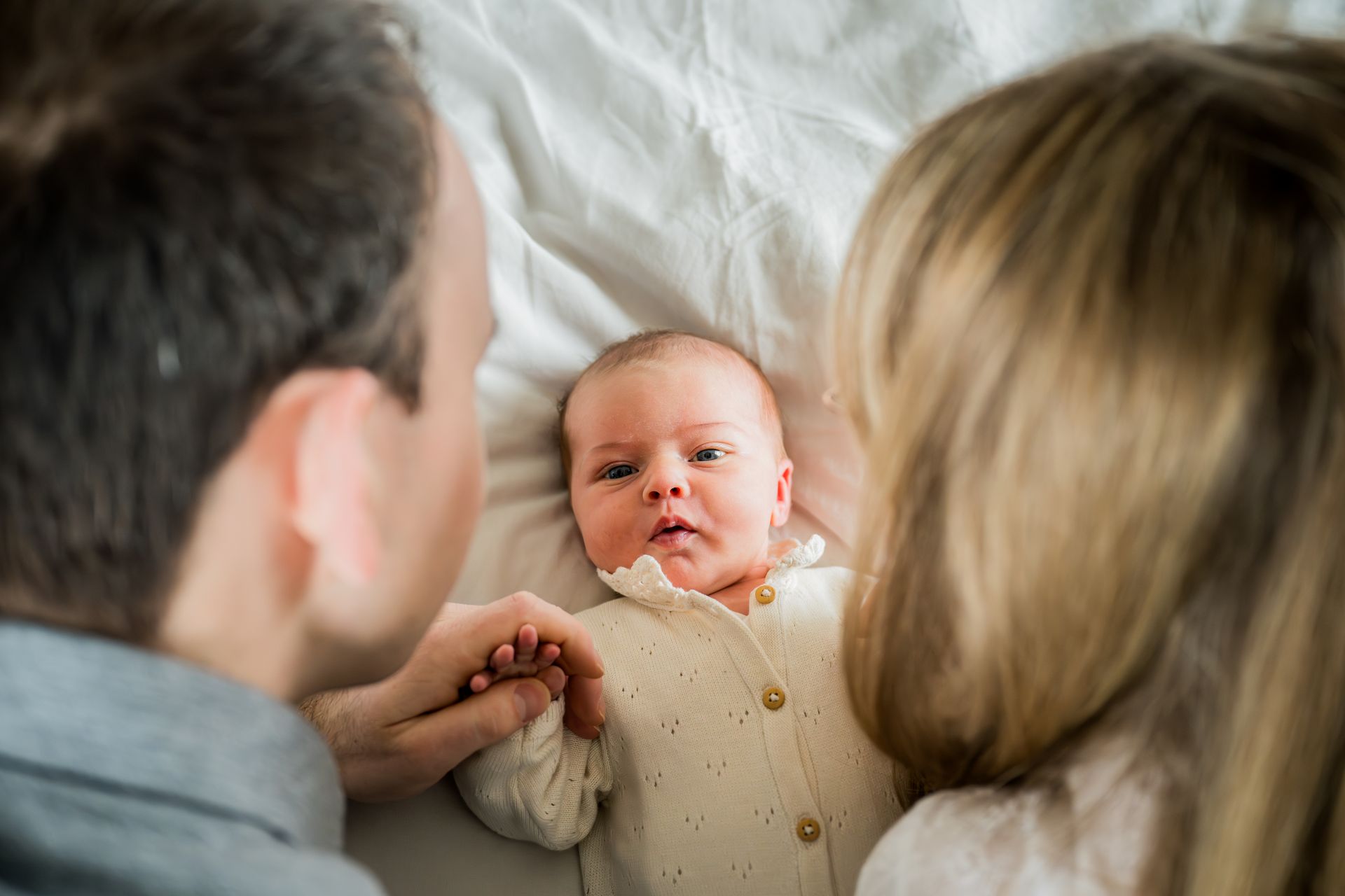 Newborn fotografie thuis – oudere broer of zus met pasgeboren baby, Charlène Fotografie Noord-Brabant