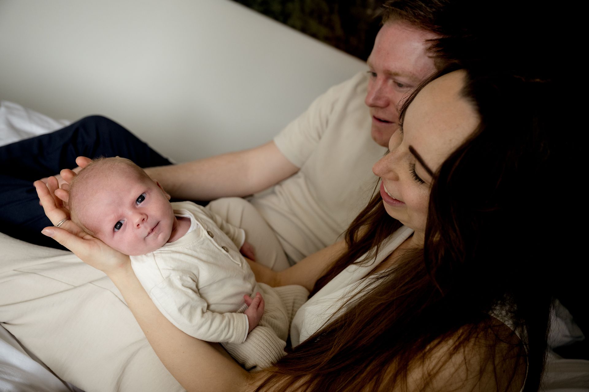 Lifestyle newborn foto – peuter knuffelt pasgeboren broertje of zusje, Charlène Fotografie Noord-Brabant