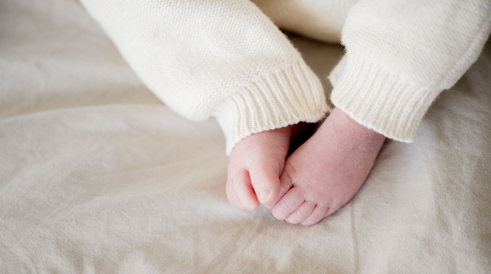 Gezinsportret met pasgeboren baby – lifestyle fotografie thuis door Charlène Fotografie Boxtel