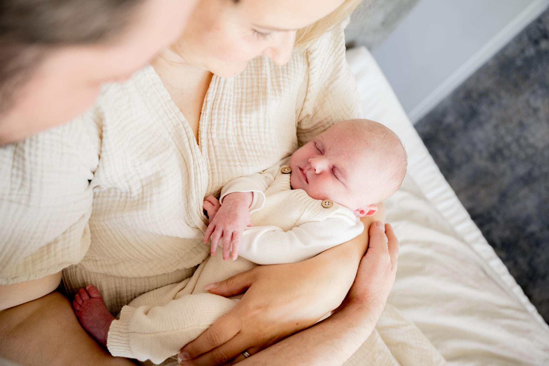 Lifestyle newborn fotoshoot – papa geeft pasgeboren baby een kusje, Charlène Fotografie Noord-Brabant