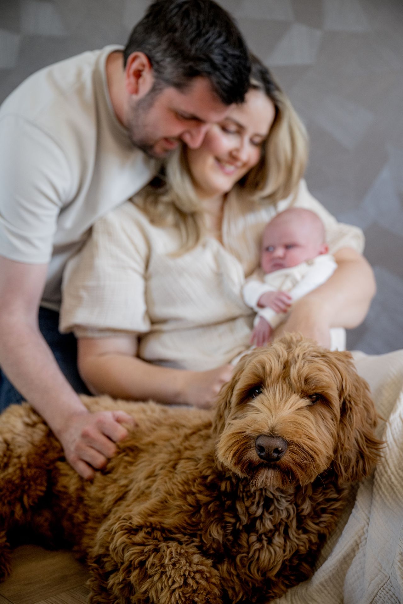 Gezinsportret met pasgeboren baby en hond – authentieke lifestyle newborn fotografie Charlène Boxtel