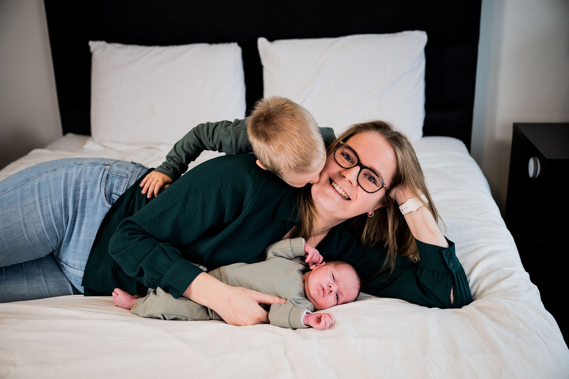 Pasgeboren baby close-up – nieuwgeboren handjes en voetjes vastgelegd door newborn fotograaf Boxtel