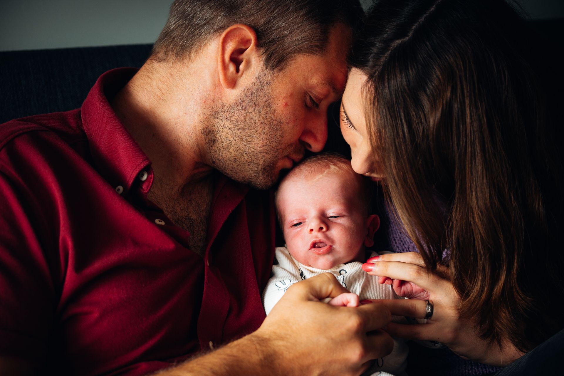 Lifestyle newborn foto – vader en moeder met pasgeboren baby thuis in Boxtel, Charlène Fotografie