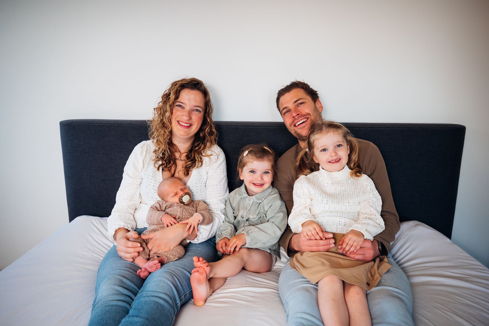 Zwart-wit newborn fotografie – ouders met pasgeboren baby, authentiek gezinsportret Charlène Boxtel