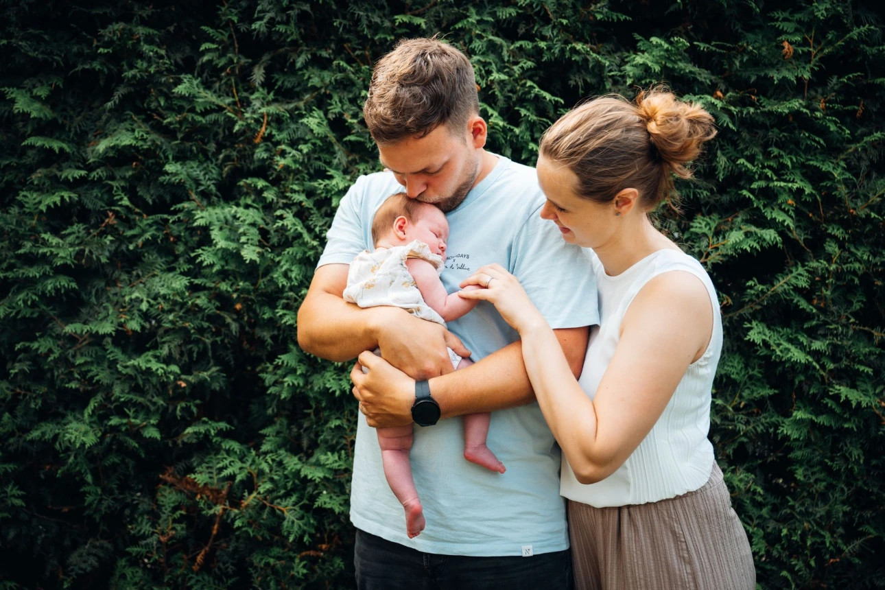Lifestyle newborn fotografie thuis – pasgeboren baby met gezin door Charlène Fotografie, newborn fotograaf Boxtel
