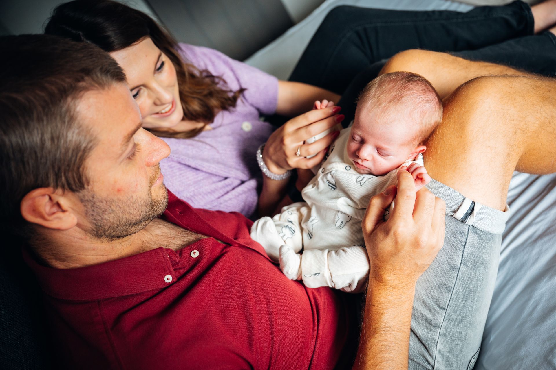 Pasgeboren baby in wieg thuis – lifestyle newborn fotografie door Charlène Fotografie in Boxtel