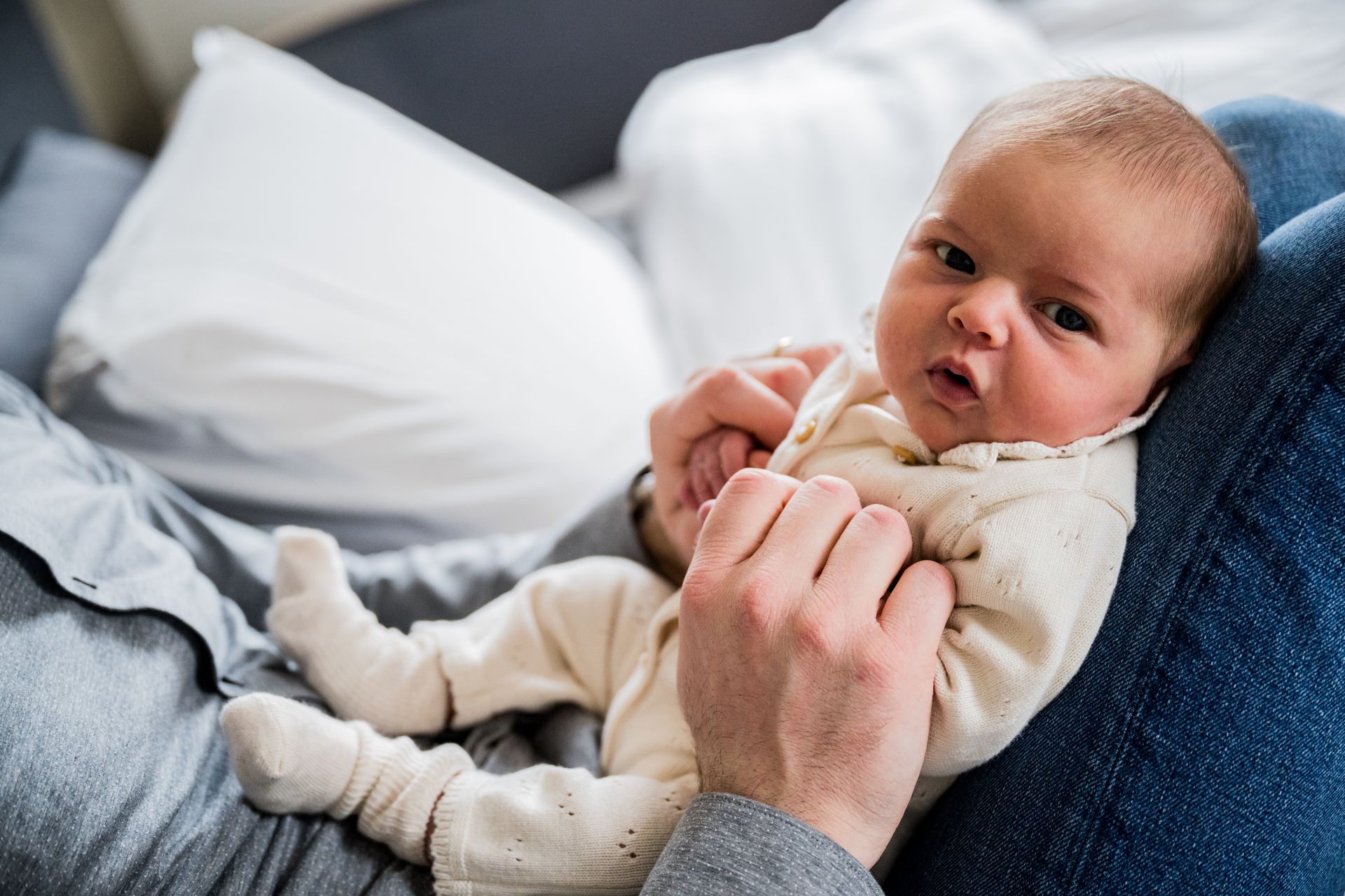 Newborn fotoshoot thuis – moeder met pasgeboren baby buiten, lifestyle fotografie Noord-Brabant