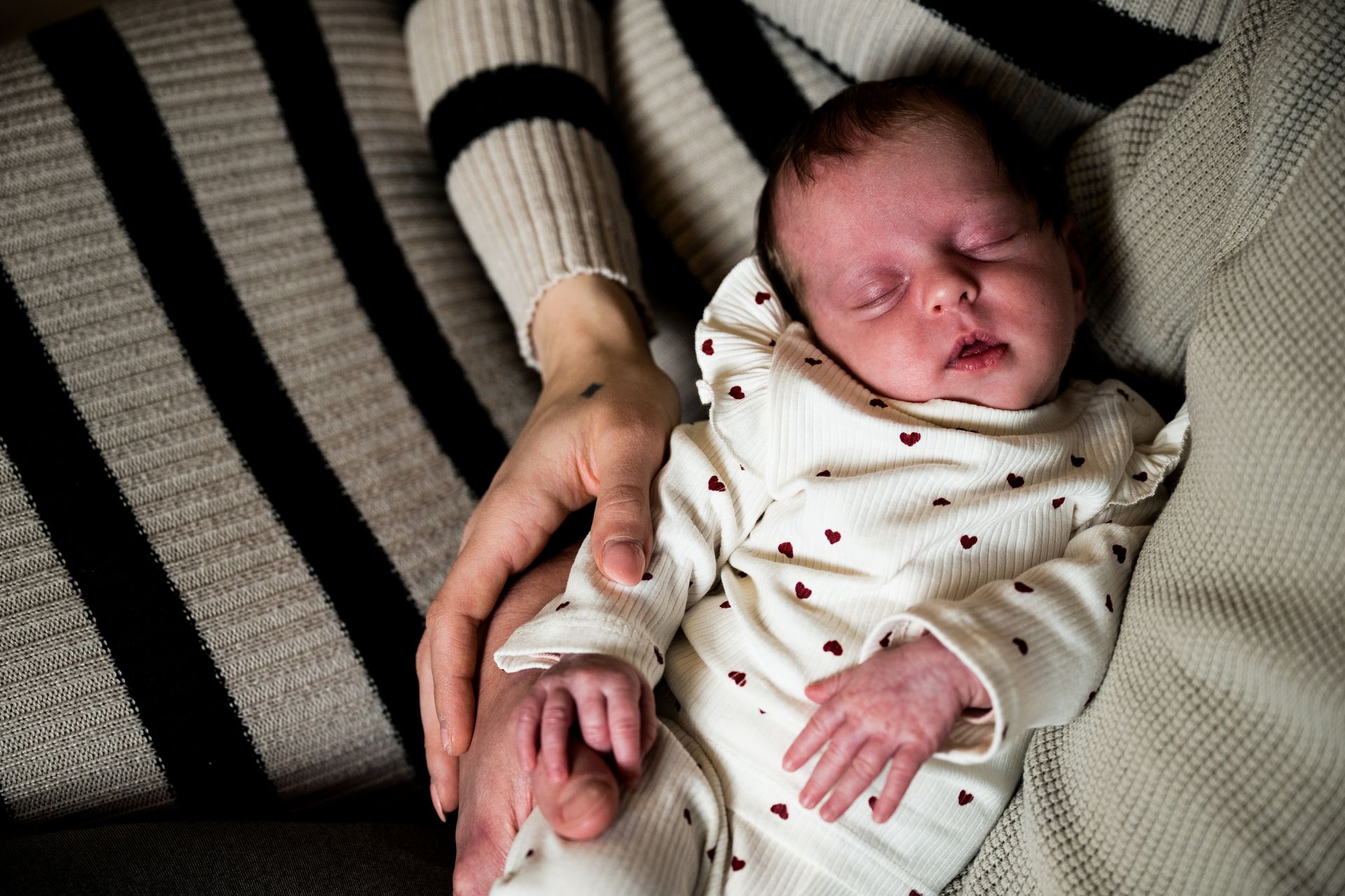 Lifestyle newborn foto van slapende baby – close-up van nieuwgeboren kind in warme omgeving Boxtel