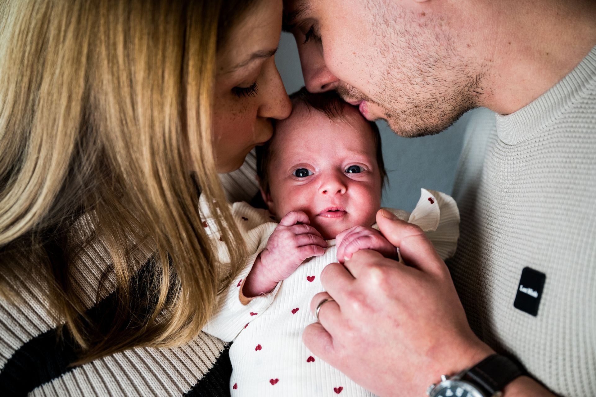 Newborn fotografie thuis – mama houdt pasgeboren baby vast, warme gezinsmoment vastgelegd in Boxtel