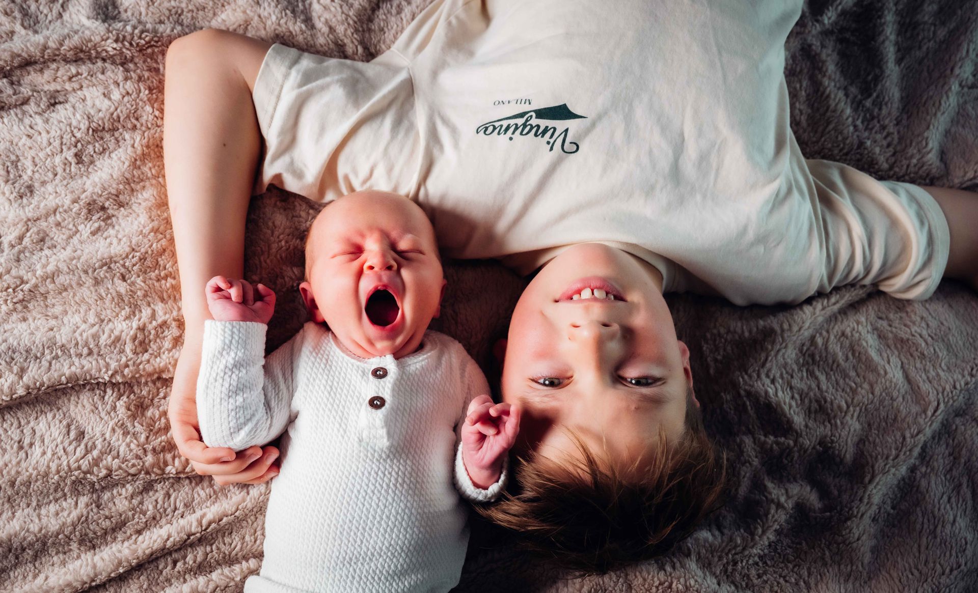 Lifestyle newborn foto – mama kust pasgeboren baby op hoofd, intiem gezinsmoment in Boxtel
