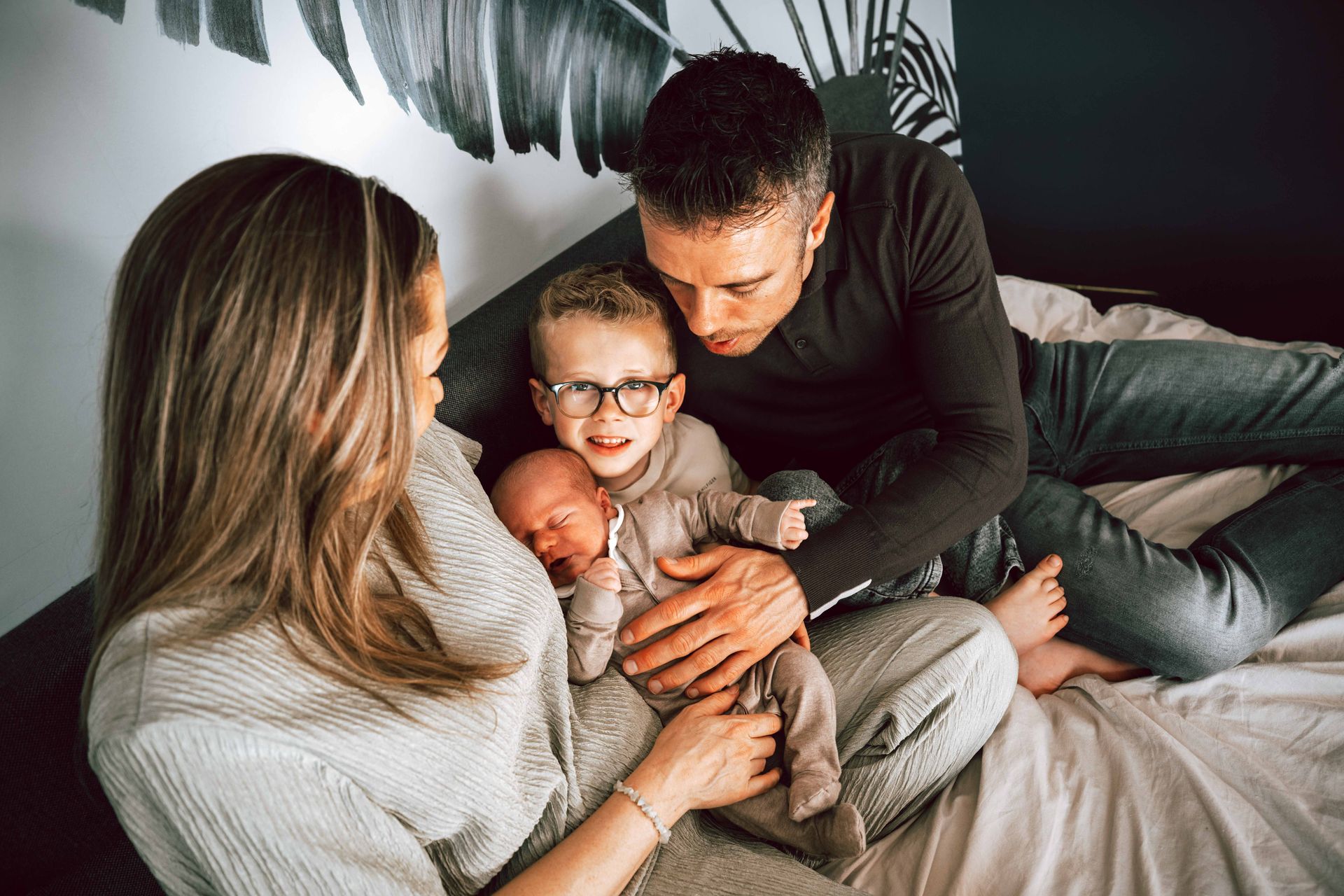 Newborn fotografie aan huis – gezinsportret met vader, moeder, peuter en pasgeboren baby, Charlène Fotografie