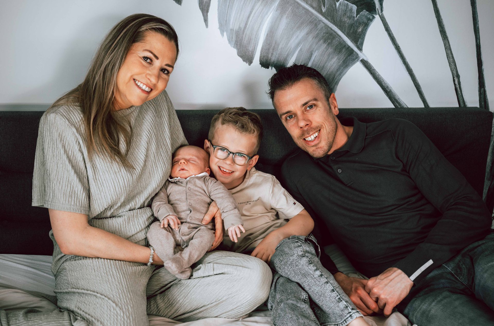 Newborn fotografie thuis – papa en mama bewonderen pasgeboren baby, Charlène Fotografie Noord-Brabant