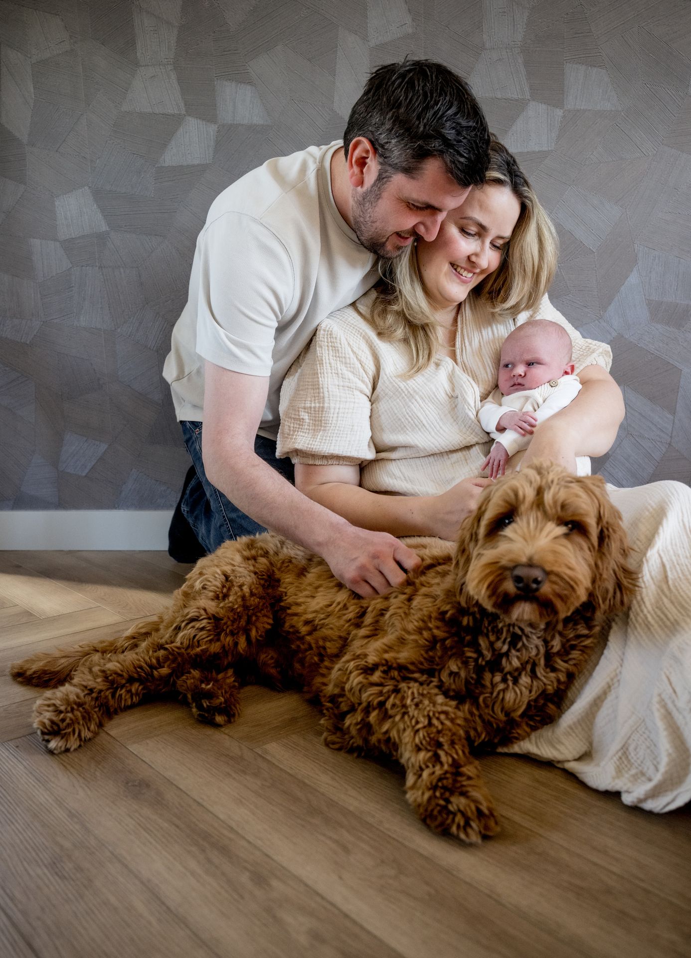 Gezinsportret met pasgeboren baby thuis – authentieke lifestyle newborn fotografie Boxtel