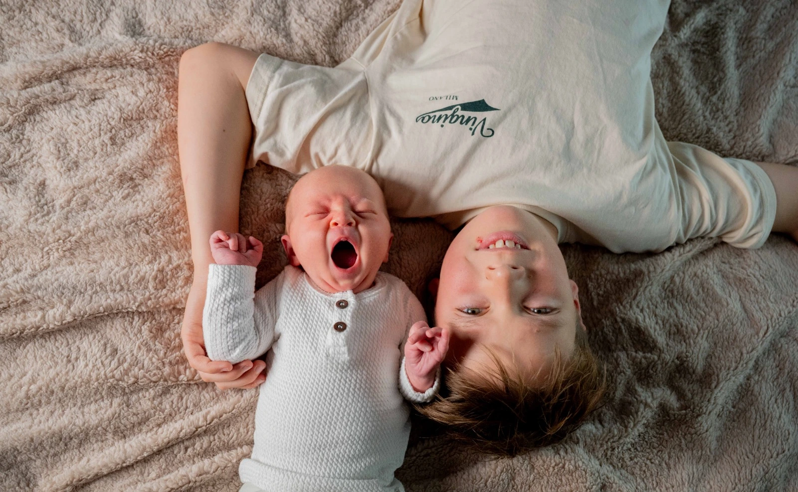 Lifestyle newborn fotoshoot thuis – mama met pasgeboren baby en peuter op bed, Charlène Fotografie Boxtel