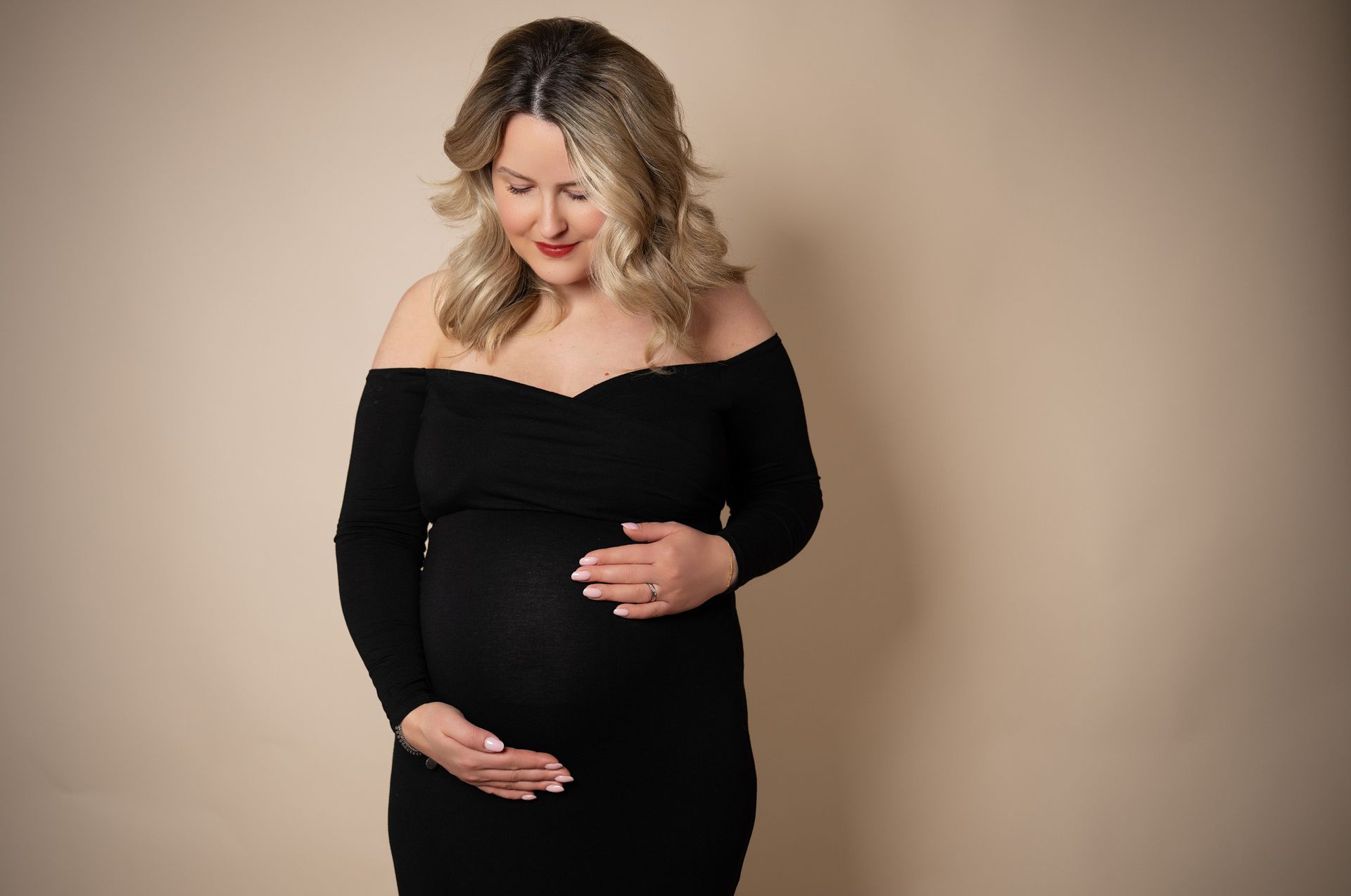Zwangerschapsfotoshoot in de studio – zwangere vrouw poseert elegant, zwangerschapsfotograaf Charlène Fotografie